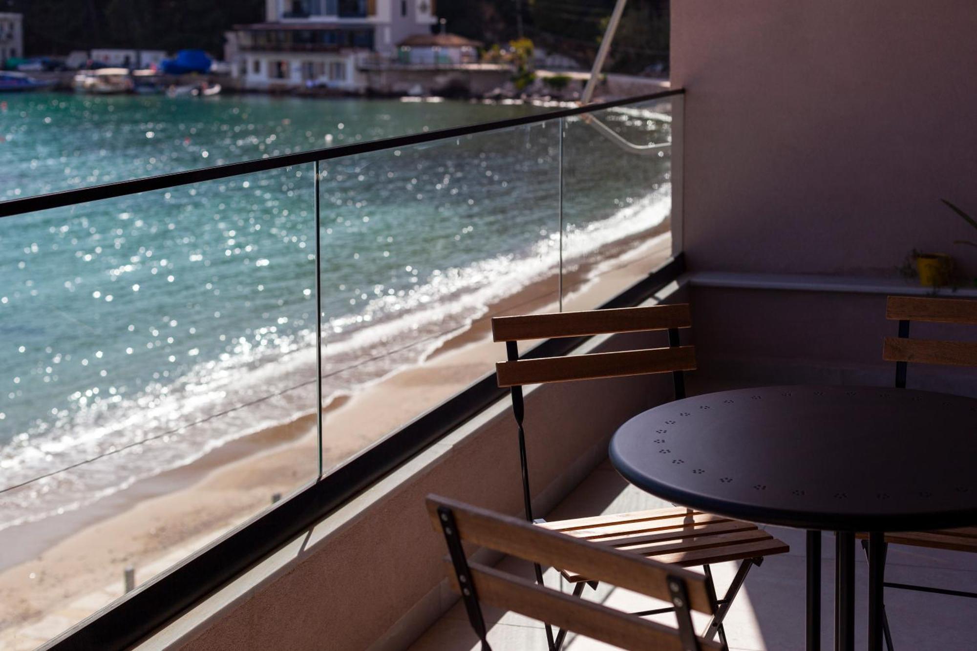 Thalassea Himare Bagian luar foto